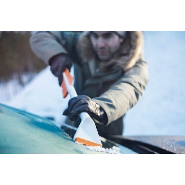 Щетка-смётка со скребком Fiskars SnowXpert (1019352)